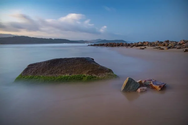 Kayalık plaj Ving Lam Bay Vietnam