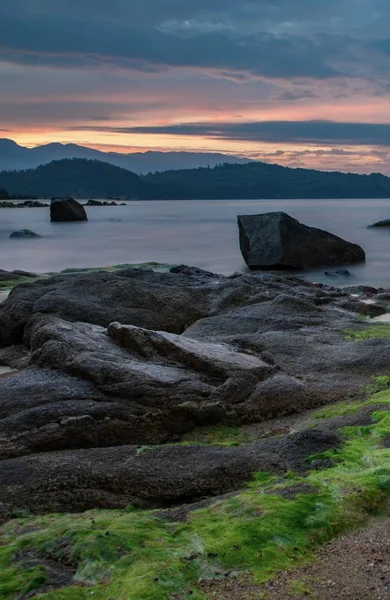 Kayalık sahil şeridi Ving Lam Bay Vietnam