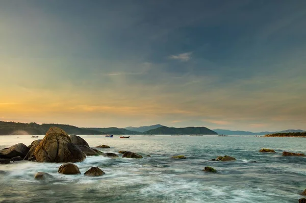 Vietnam Costa Bahía rocosa — Foto de Stock
