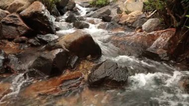 Kayalık şelale sahnesi