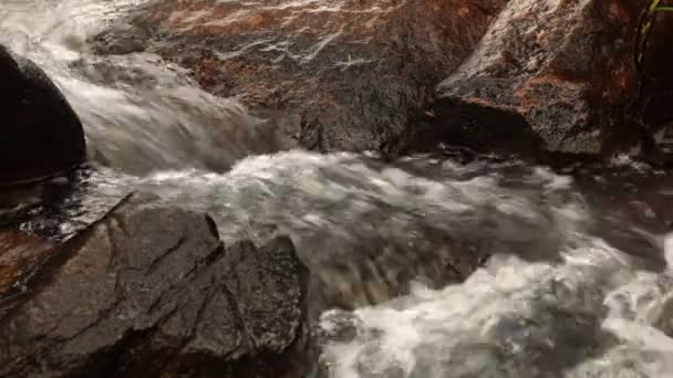 Scena della cascata rocciosa Primo piano — Video Stock