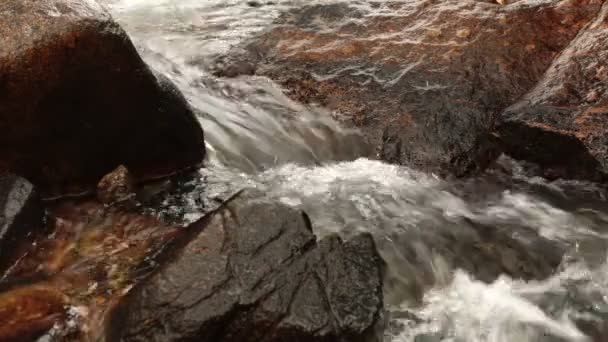 Scena della cascata rocciosa Primo piano — Video Stock