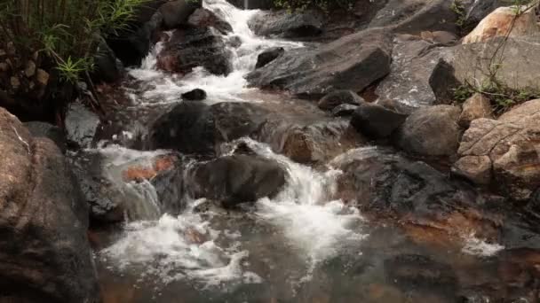 岩石瀑布场景 — 图库视频影像