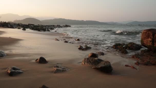 Океан омывает Вьетнам — стоковое видео
