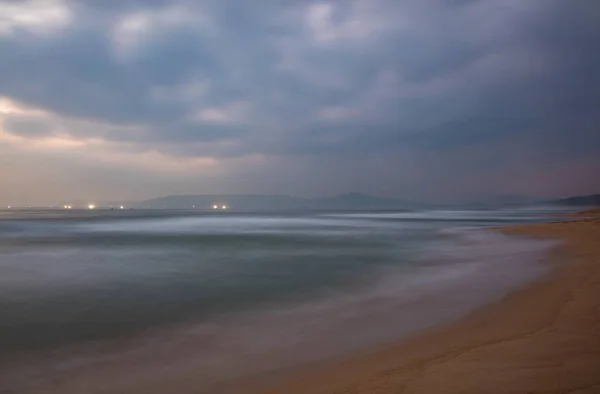 Misty Morning kıyı şeridi Vietnam