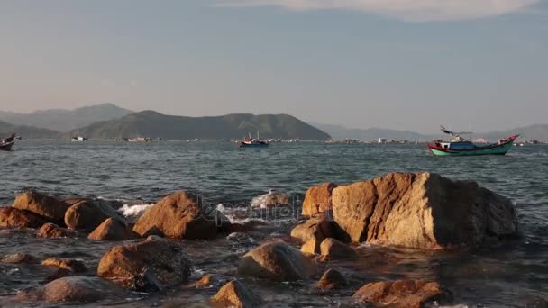 Рыбалка в океане со здоровым Вьетнамом — стоковое видео