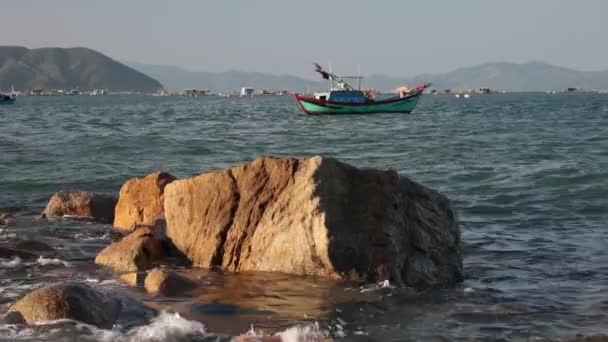 Рыбалка в океане со здоровым Вьетнамом — стоковое видео