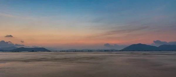 Günbatımı sahil şeridi Vietnam