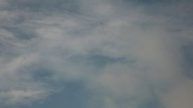 Zaman atlamalı bulutlu mavi gökyüzü