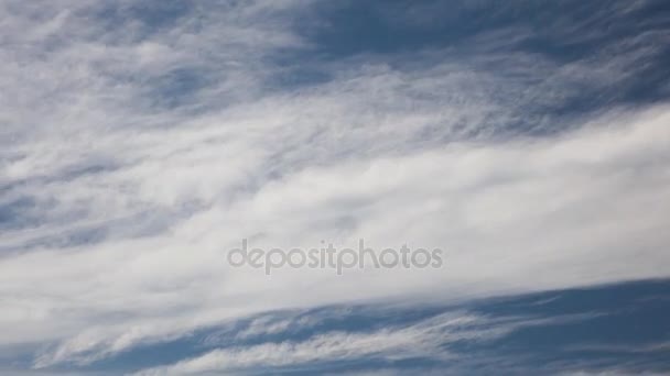 Время облачного голубого неба — стоковое видео