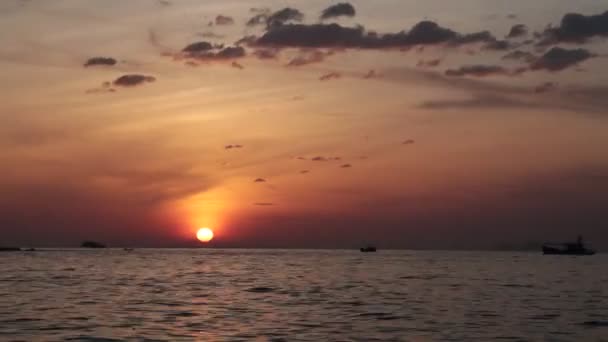 Огненный оранжевый восход солнца — стоковое видео