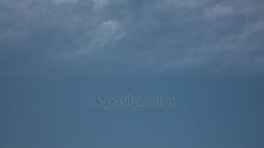 Bulutlu mavi gökyüzü zaman atlamalı yüksek çözünürlüklü