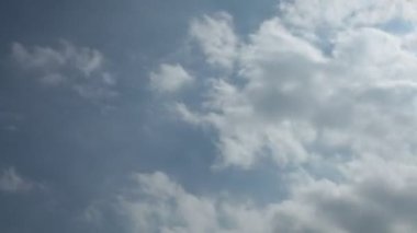 Yüksek tanımlı zaman atlamalı bulutlu mavi gökyüzü film klibi