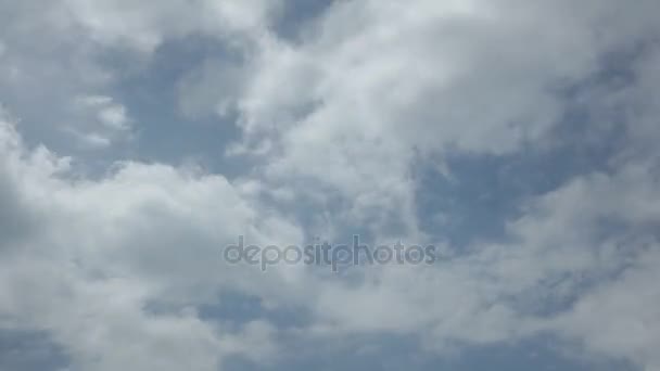 Время высокой четкости при облачном голубом небе — стоковое видео