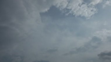 Yüksek tanımlı zaman atlamalı fırtınalı gökyüzü