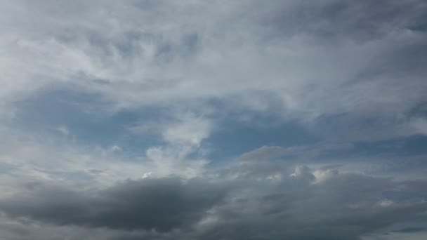 Время покажет облачность и голубое небо — стоковое видео