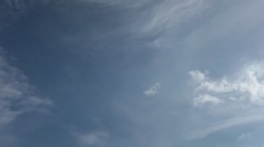 Yüksek tanımlı zaman atlamalı görüntüleri bulutlu mavi gökyüzü