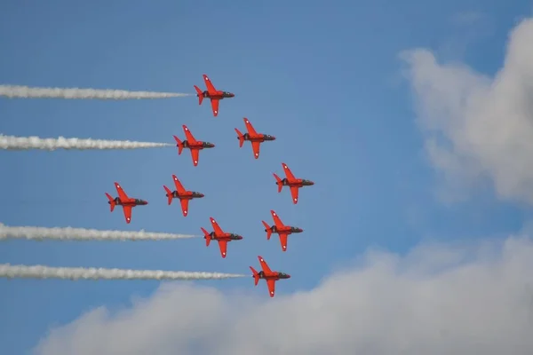 英国皇家空军红色箭空中飞人编队上空飞行 — 图库照片