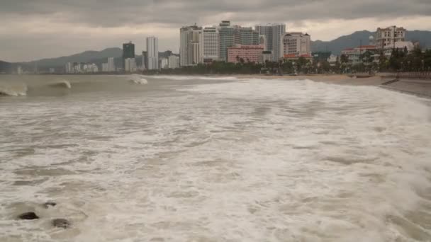 高清晰度电影在芽庄越南和南海在暴风雨的天气 巨浪袭击海岸线 — 图库视频影像