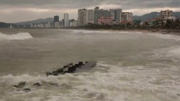 베트남 폭풍우 해안선에서에서 바다에서 — 비디오