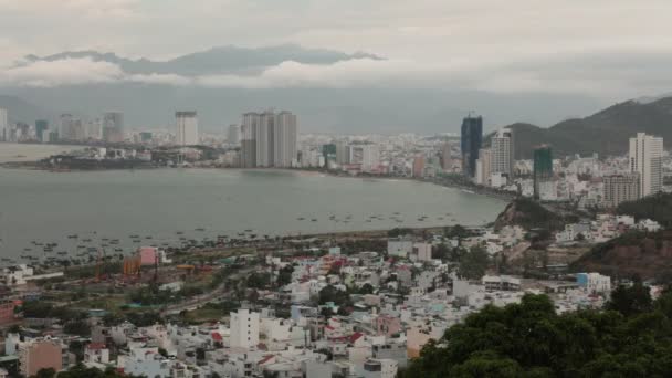 越南芽庄假日酒店高清晰度时间从城市北面的一个观景点消失 与山在背景和南中国海到左边 — 图库视频影像