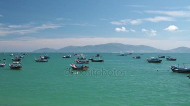 Güney Çin Denizi Nha Trang Vietnam ile turkuaz Okyanusu üzerinden bakan ve tekneler yüksek tanım film ayak balıkçılık Vietnamca kıyı şeridi.