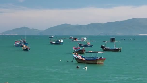 越南海岸线望着南中国海在芽庄越南与一个绿松石海洋和渔船高清晰度时间推移电影镜头 — 图库视频影像