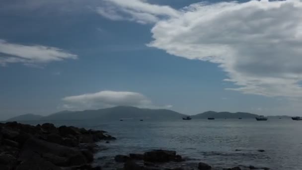 海浪拍打南中国海的海岸线越南芽庄与一个多云的蓝天高清晰度时间推移电影镜头 — 图库视频影像