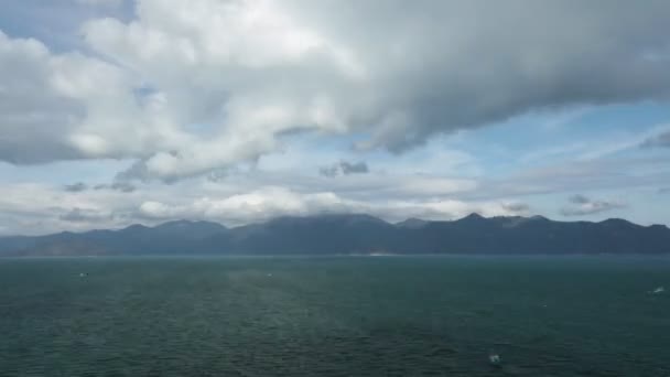 Ozeanwellen Die Über Das Südchinesische Meer Mit Bergen Und Bewölktem — Stockvideo