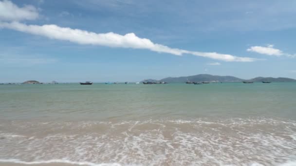 海浪拍打着金色的沙滩 地平线上有船只和岛屿 阳光明媚的蓝天下的高清电影 — 图库视频影像