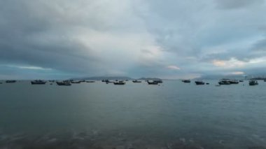 Vietnamca kıyı şeridi ile tekne yüksek tanım zaman atlamalı film ayak balıkçılık Nha Trang Vietnam Güney Çin Denizi üzerinde seyir.