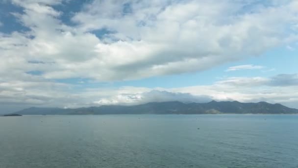 海浪拍打着南中国海与山脉和多云戏剧性的天空高清晰度时间推移电影镜头 — 图库视频影像