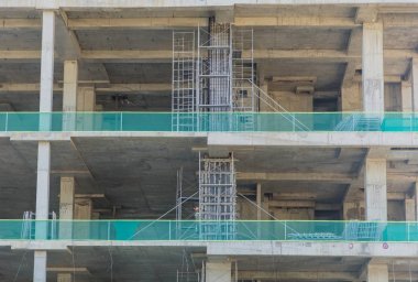 Bir Beton İnşaat şantiye beton ayağı ile ve yeşil Emanet örgü Merkez Vietnam ile iskele.