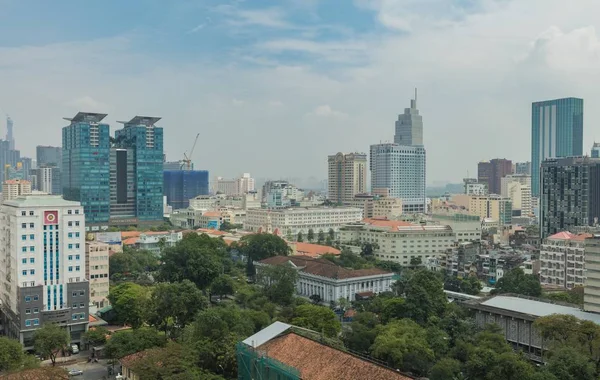 Saigon, Ho Chi Minh, Vietnam, Asya, şehrin yerel Parklar etrafında noktalı gür yeşil ağaçlar ile gündüz şehir Ho Chi Minh Saigon görünümünü 29 Ocak 2018-Skyline.