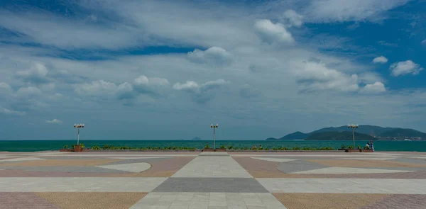 Nha Trang Vietnam bulutlu bir güneşli mavi gökyüzü ile Güney Çin Denizi üzerinde bakan Asya.