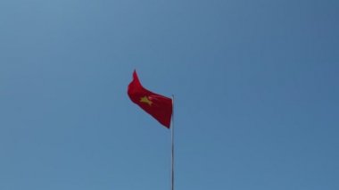 Mavi gökyüzü arka plan yüksek tanımlı film klibi ile izole Vietnam ulusal bayrak.