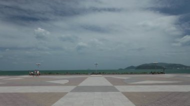 Nha Trang, Vietnam, Asya, 11 Şubat 2018. Zaman atlamalı ana kare ve insanlar kıvırarak Güney Çin Denizi üzerinde bir güneşli mavi gökyüzü gün bakarak gruplar.