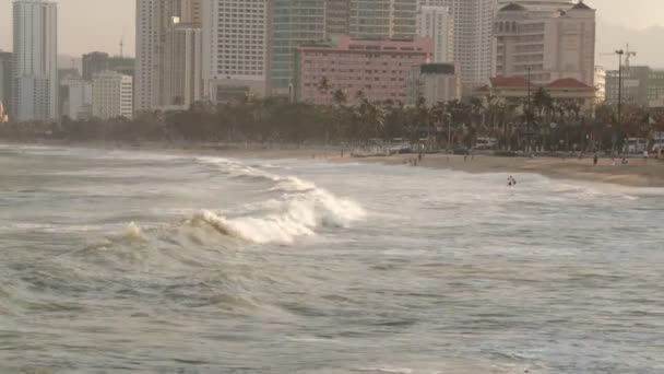 高清电影越南和南中国海在刮风的天气与浪击中海岸线 — 图库视频影像