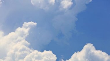 Cumulonimbus Bulutları parlak beyaz bulut oluşumlarıyla zaman aşımına uğrar.