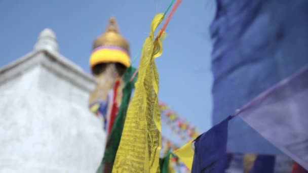 彩旗飞在尼泊尔的博达哈 Bouddhanath 或 Baudhanath 佛塔附近 — 图库视频影像