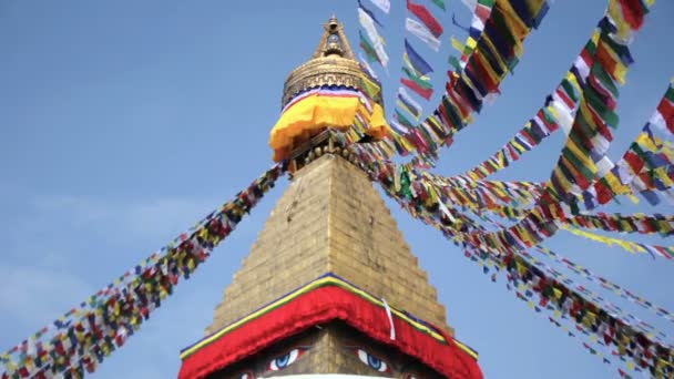 Färgade flaggor flyga nära Boudha Bouddhanath eller Baudhanath stupa i Nepal — Stockvideo