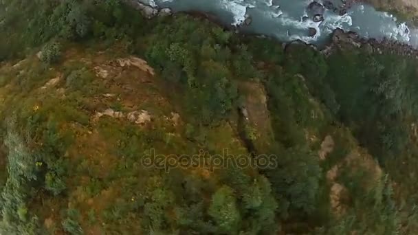 El joven feliz hace puenting en Nepal. 160 metros de altitud — Vídeo de stock