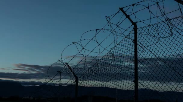 Sonnenuntergang hinter Stacheldraht im Gefängnis. — Stockvideo