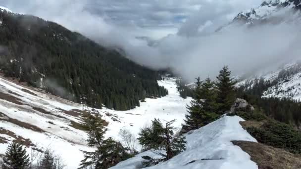 Nubes movimiento en las montañas de los Alpes. Período de tiempo — Vídeos de Stock