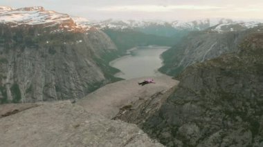 Norveç'te Trolltunga üzerinde Gevşeme