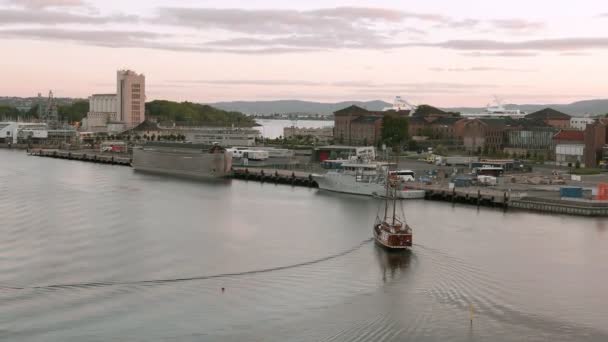 Het schip in de hoofdstad van Noorwegen-Oslo — Stockvideo