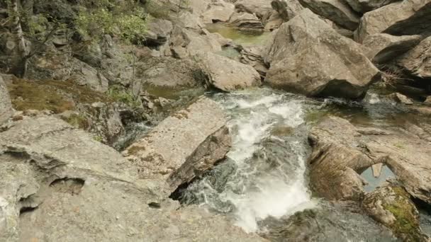 Río de montaña noruego. Tiro deslizante suave — Vídeo de stock