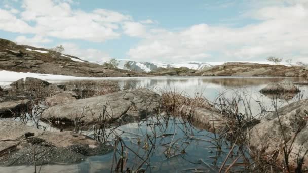 See und schneebedeckte Berge in Norwegen — Stockvideo