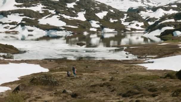 Wandelen naar het meer in Noorwegen — Stockvideo