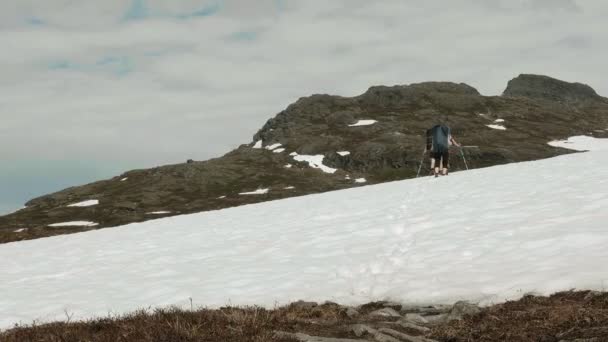 Caminhadas na neve na Noruega — Vídeo de Stock